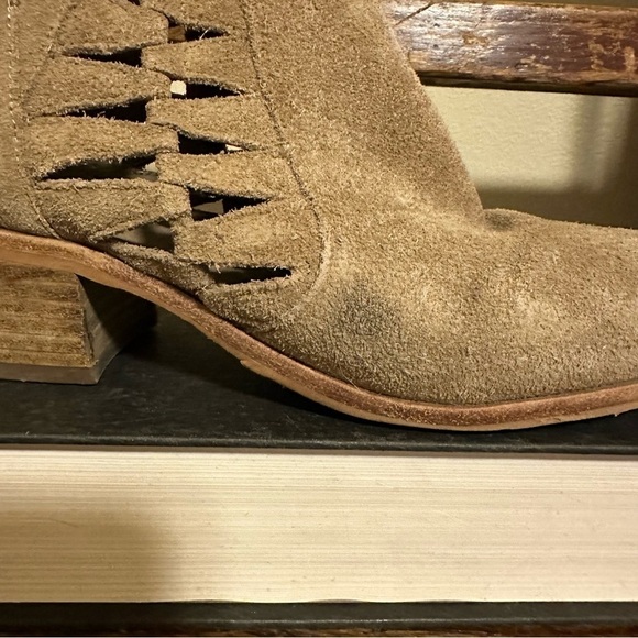 Vince Camuto Peera Tan Suede Cutout Ankle Booties Boots - Picture 8 of 13